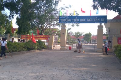 Liên đội trường TH Nguyễn Du tổng dọn vệ sinh chào mừng lễ 30/4/2021