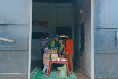 Tổ chức Chi bộ, Nhà trường, Công đoàn và đội trường TH Nguyễn Du tết gia đình Y’Mít Alê ( ngày 29/12 AL)