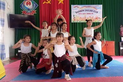 Tiết mục văn nghệ trong buổi ra mắt câu lạc bộ Tiếng Anh