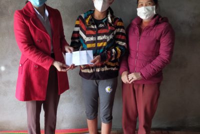 Thương em nhiều lắm, tấm lòng thầy cô trao gửi cho em, mong em mau khỏe.