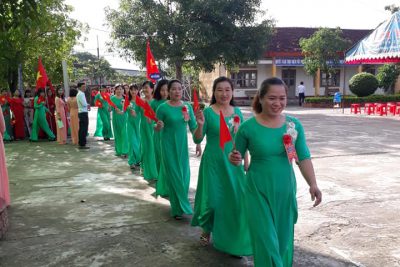 Lễ diễu hành của CB – GV trường TH Nguyễn Du nhân ngày kỷ niệm 30 ngày thành lập xã Ea Tih 1/12/1988 – 1/12/2018