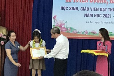 Tuyên dương khen thưởng học sinh, giáo viên đạt thành tích xuất sắc năm học 2021 – 2022.